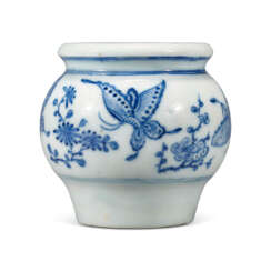 A SMALL BLUE AND WHITE ‘BUTTERFLY AND FLOWER’ CONDIMENT POT
