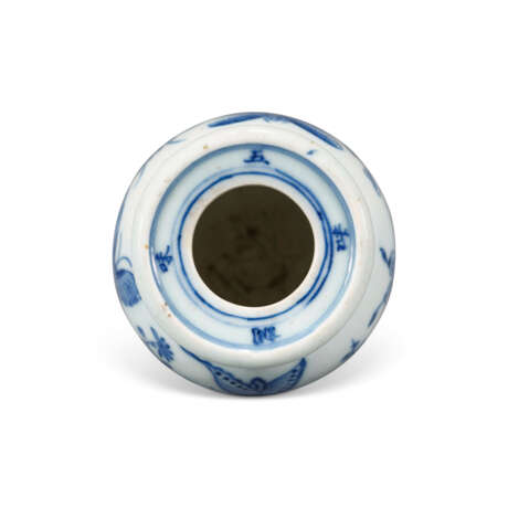 A SMALL BLUE AND WHITE ‘BUTTERFLY AND FLOWER’ CONDIMENT POT - photo 2