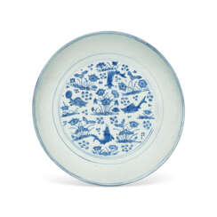 A BLUE AND WHITE ‘FISH AND LOTUS’ CHARGER