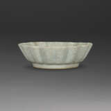 A GUAN-TYPE FLORAL-FORM WASHER - photo 1