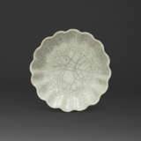 A GUAN-TYPE FLORAL-FORM WASHER - photo 2