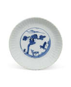 Période Wanli. A MOULDED BLUE AND WHITE ‘DEER AND PINE TREE’ CHRYSANTHEMUM DISH