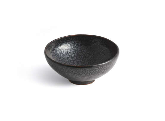 A SMALL BLACK-GLAZED `OIL-SPOT’ BOWL - фото 2