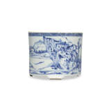 A RARE BLUE AND WHITE ‘MASTER OF THE ROCKS’ ‘LANDSCAPE’ CYLINDRICAL TRIPOD CENSER - photo 2