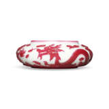 A RED OVERLAY GLASS `DRAGON` WASHER - Foto 1