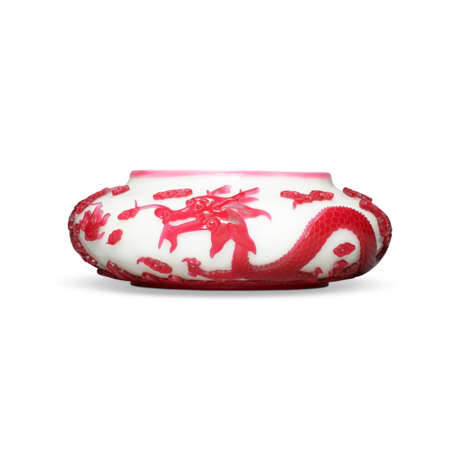 A RED OVERLAY GLASS `DRAGON` WASHER - Foto 1