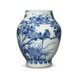 A SMALL BLUE AND WHITE ‘BIRD AND FLOWER’ BALUSTER VASE - фото 1