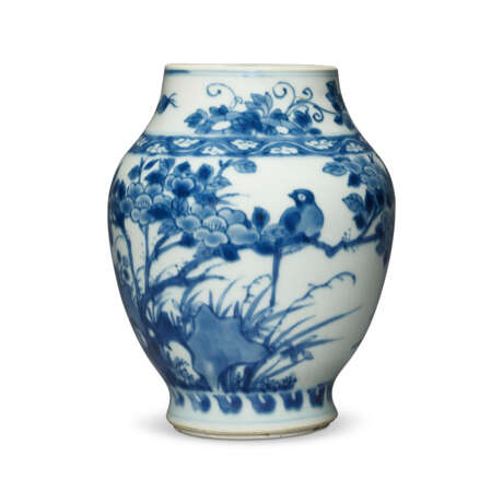 A SMALL BLUE AND WHITE ‘BIRD AND FLOWER’ BALUSTER VASE - фото 1