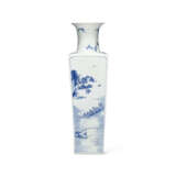 A BLUE AND WHITE SQUARE-SECTION ‘ODE TO THE RED CLIFF’ VASE - Foto 1