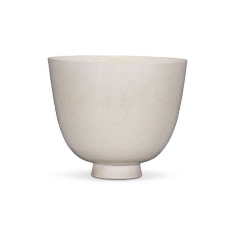 A LARGE HIGH-FIRED WHITE-GLAZED CUP - фото 1