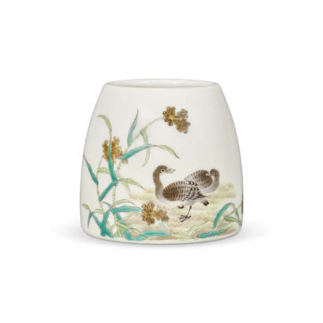 A FAMILLE ROSE ‘WILD GEESE’ WATER POT - photo 1