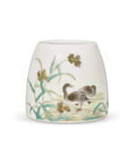 Republik China. A FAMILLE ROSE ‘WILD GEESE’ WATER POT