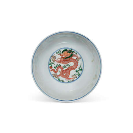 A FINE WUCAI `DRAGON AND PHOENIX` BOWL - Foto 4