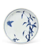 Период Тяньци. A BLUE AND WHITE ‘BIRD AND BUTTERFLY’ SAUCER DISH
