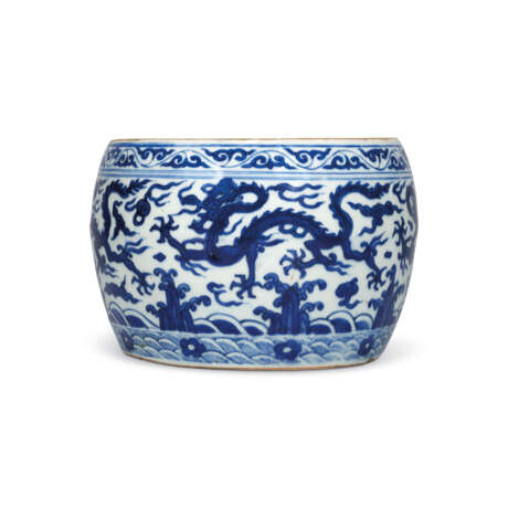 A BLUE AND WHITE DRUM-FORM ‘DRAGON’ JAR - photo 1