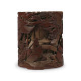 A CARVED BAMBOO ‘FIGURAL’ BRUSH POT - фото 1