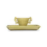 A RARE FAMILLE VERTE WINE CUP AND CUP STAND - фото 2