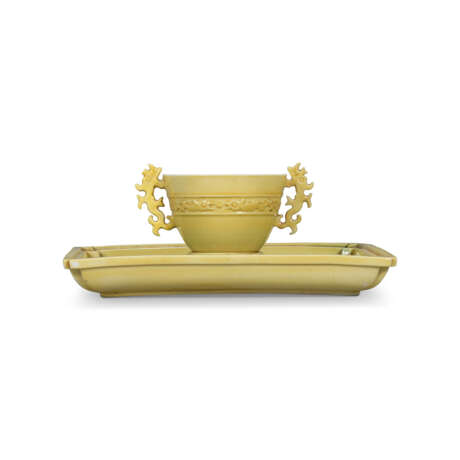 A RARE FAMILLE VERTE WINE CUP AND CUP STAND - photo 2