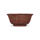 A LARGE CARVED CINNABAR LACQUER `EIGHTEEN SCHOLARS` BOWL - фото 1