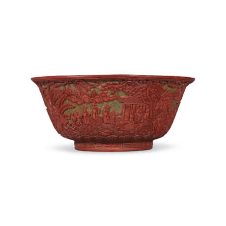 A LARGE CARVED CINNABAR LACQUER `EIGHTEEN SCHOLARS` BOWL - Foto 2