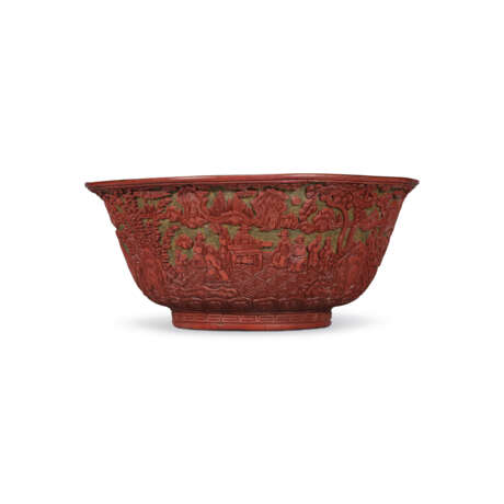 A LARGE CARVED CINNABAR LACQUER `EIGHTEEN SCHOLARS` BOWL - Foto 3