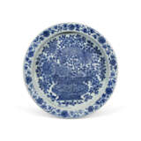 A RARE LARGE BLUE AND WHITE ‘FLOWER BASKET’ BASIN - Foto 1