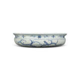 A RARE LARGE BLUE AND WHITE ‘FLOWER BASKET’ BASIN - photo 2