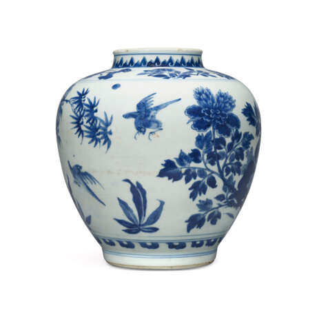 A BLUE AND WHITE ‘PHEASANT AND PEONY’ JAR - Foto 2