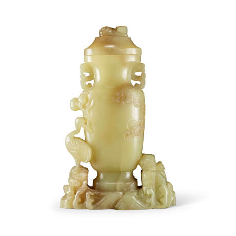 A YELLOW JADE `CRANE AND PINE` VASE AND COVER - фото 1