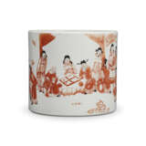 AN IRON-RED DECORATED `SCHOLARS` BRUSH POT - Foto 2