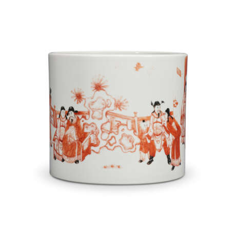 AN IRON-RED DECORATED `SCHOLARS` BRUSH POT - Foto 3