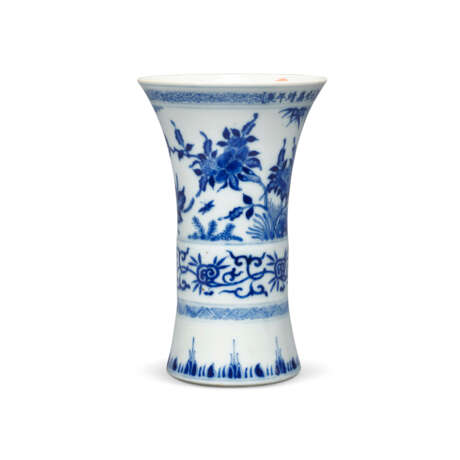 A SMALL BLUE AND WHITE ‘FLOWER, BIRDS AND LINGZHI’ GU-FORM VASE - фото 2