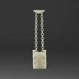 A WHITE JADE TWO-PART ARCHAISTIC HANGING TALLY-FORM PENDANT - Foto 2