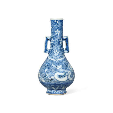 A VERY RARE BLUE AND WHITE ‘DRAGON’ C-HANDLED VASE - фото 1