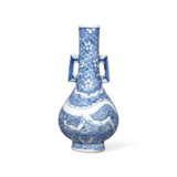 A VERY RARE BLUE AND WHITE ‘DRAGON’ C-HANDLED VASE - photo 2