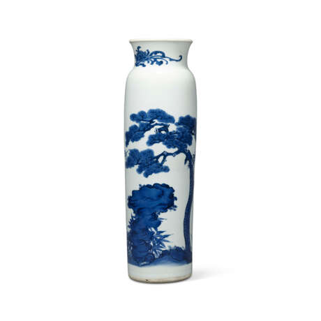 A BLUE AND WHTIE ‘THREE FRIENDS OF WINTER’ SLEEVE VASE - фото 1