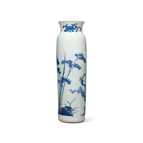 A BLUE AND WHTIE ‘THREE FRIENDS OF WINTER’ SLEEVE VASE - фото 3