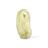 A SMALL YELLOW JADE CARVING OF A FINGER CITRON - фото 1