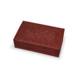 A CARVED CINNABAR LACQUER `BUDDHIST LIONS` BOX AND COVER - Foto 1