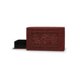 A CARVED CINNABAR LACQUER `BUDDHIST LIONS` BOX AND COVER - Foto 2