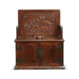 A RARE HUANGHUALI DRESSING CASE WITH MIRROR STAND - Foto 1