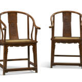 A PAIR OF HUANGHUALI HORSESHOE-BACK ARMCHAIRS, QUANYI - photo 2