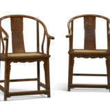 A PAIR OF HUANGHUALI HORSESHOE-BACK ARMCHAIRS, QUANYI - фото 2