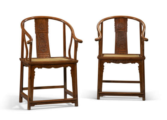 A PAIR OF HUANGHUALI HORSESHOE-BACK ARMCHAIRS, QUANYI - photo 2