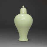 A VERY RARE EARLY-MING LONGQUAN CELADON MEIPING - photo 1