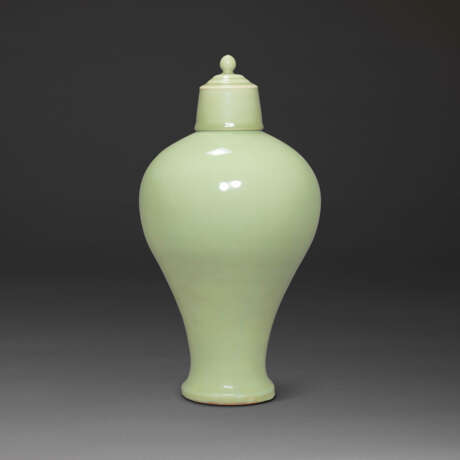A VERY RARE EARLY-MING LONGQUAN CELADON MEIPING - фото 1