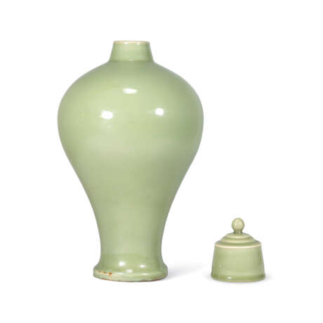 A VERY RARE EARLY-MING LONGQUAN CELADON MEIPING - фото 2