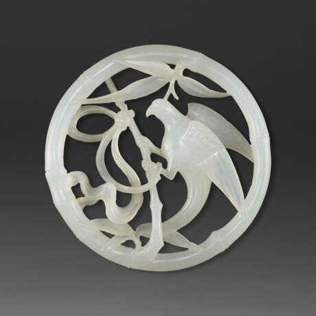 A WHITE JADE OPENWORK `PARROT` ROUNDEL - фото 1