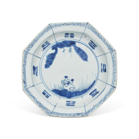 A BLUE AND WHITE ‘HARE AND TRIGRAMS’ OCTAGONAL DISH - фото 1