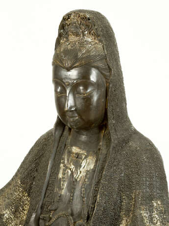 Large Asian bronze group of Guanyin sitting on a fabulous animal, on naturalistic style integrated oval base - Foto 2